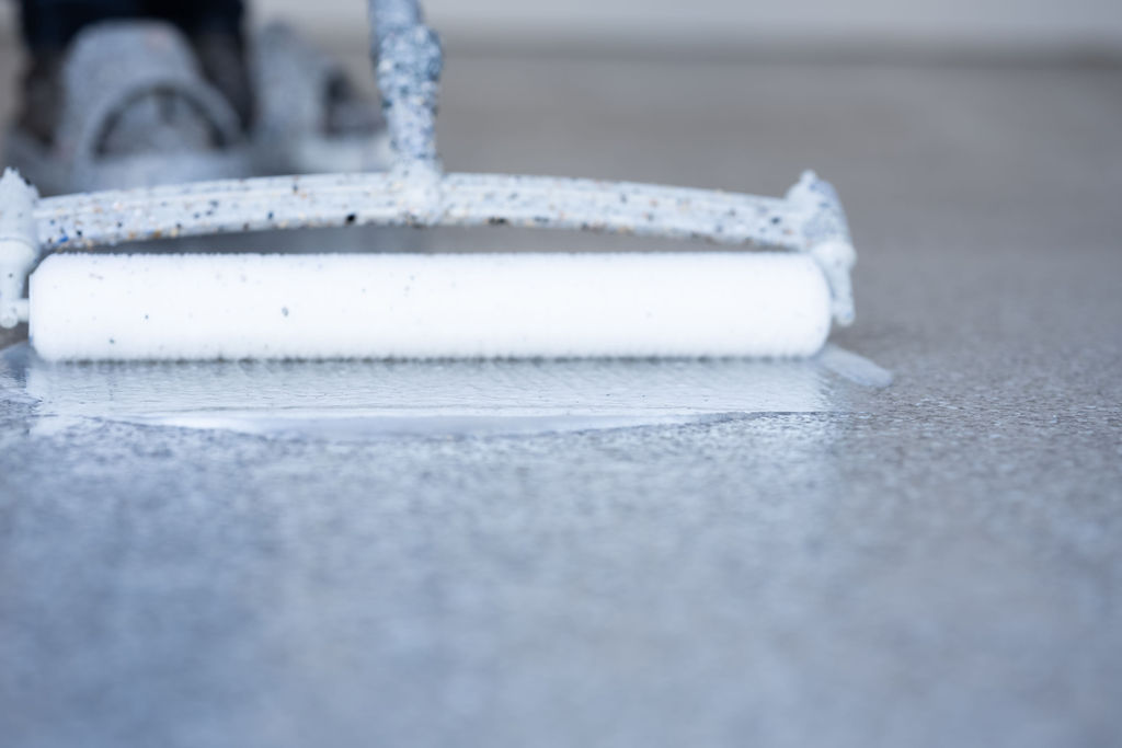 the-professional-guide-to-commercial-floor-paint-and-surface-protection-image industrial epoxy resin floor finish application